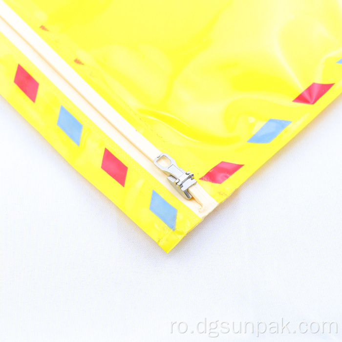 mailing din plastic cu bule galbene pentru haine